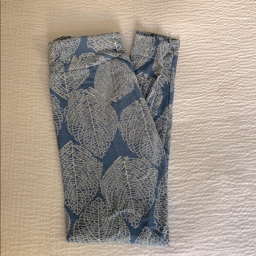 Lularoe skeleton leaf leggings OS